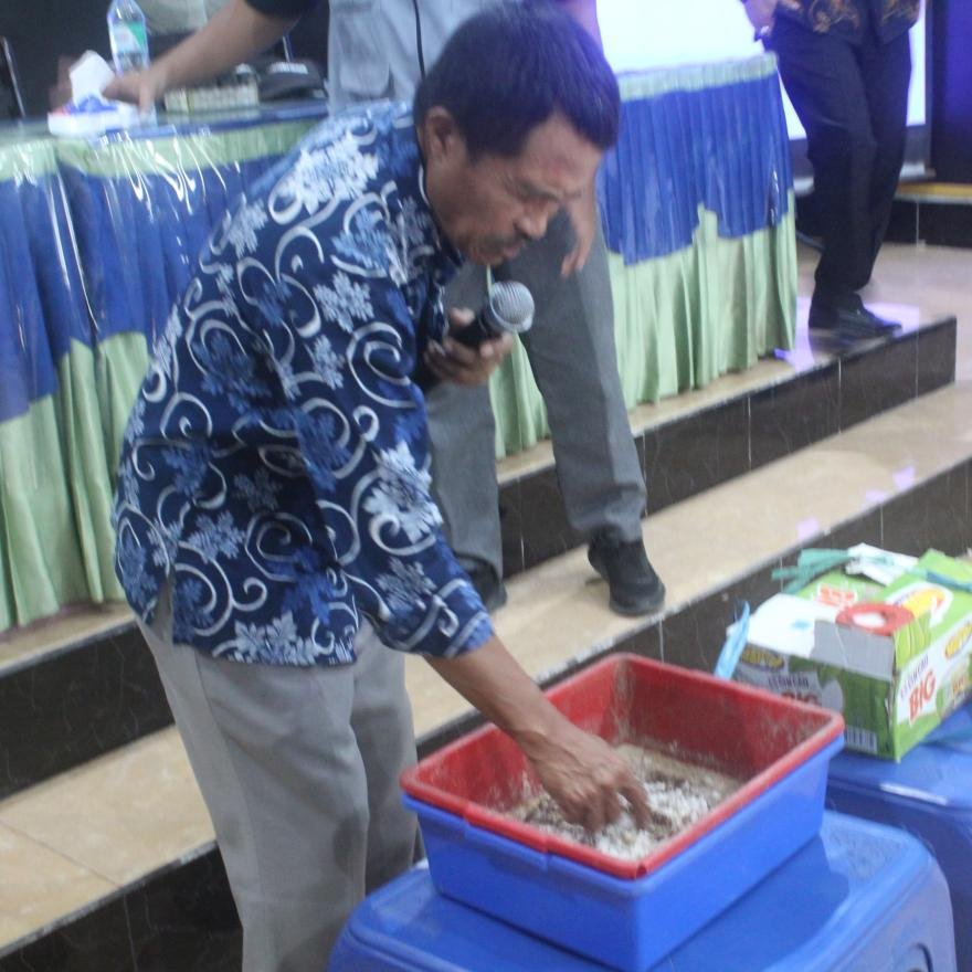 SOSIALISASI PEMILAHAN SAMPAH DAN PELATIHAN BUDIDAYA MAGGOT